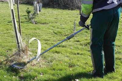 Maruyama MC2600-RS with landscape blade hand-held brushcutter - image: HW